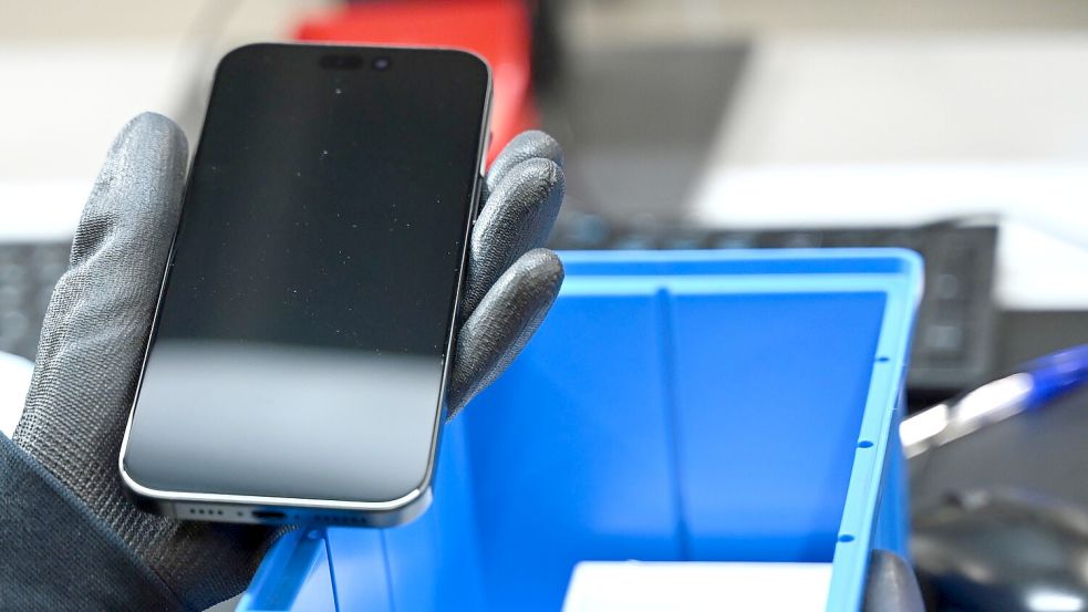Ein gebrauchtes Smartphone wird generalüberholt und für den Wiederverkauf flottgemacht. (Symbolbild) Foto: Elisa Schu/dpa