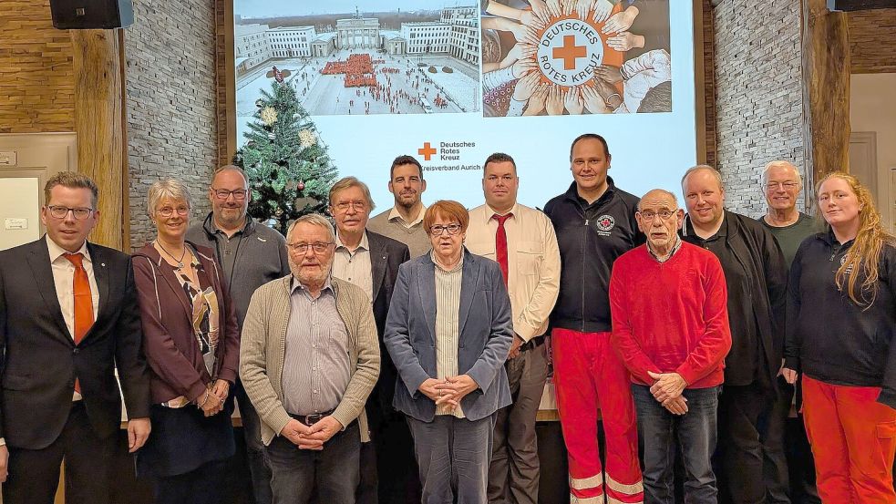 Das neue Präsidium des DRK-Kreisverbands Aurich (von links) besteht aus Sebastian Hahn, Heike Trebesch, Günter Meyer, Dieter Düvel, Hans-Wilhelm Diehl, Enno Trebesch, Ingeborg Hartmann-Seibt, Marco Fülbier, Sascha Rademacher, Hermann Harms, Bernd Ulferts, Bernd Tobiassen und Malissa Onrust. Foto: DRK