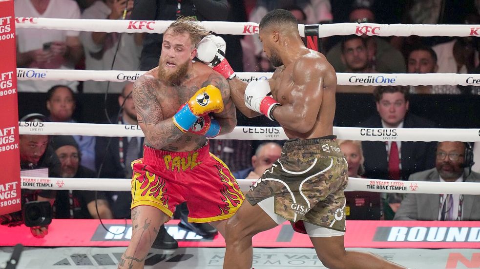 Anthony Joshua gewann das ungleiche Duell gegen Jake Paul. Foto: Lynne Sladky/AP/dpa