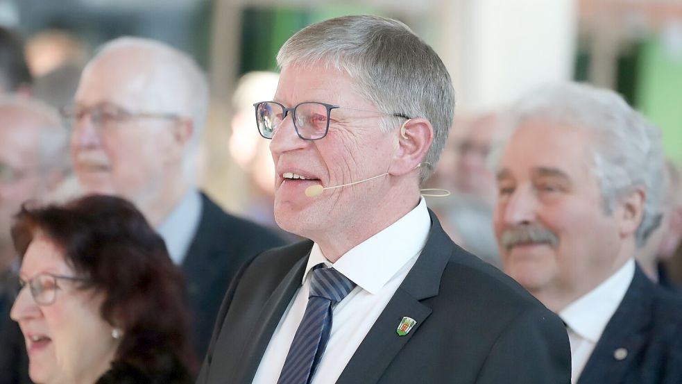 Horst Feddermann staunte wie die anderen Gäste des Neujahrsempfangs 2024 über Zaubertricks von Andreas Reichert auf der Bühne. Nun will er selbst die Katze aus dem Sack zaubern. Foto: Wilfried Gronewold