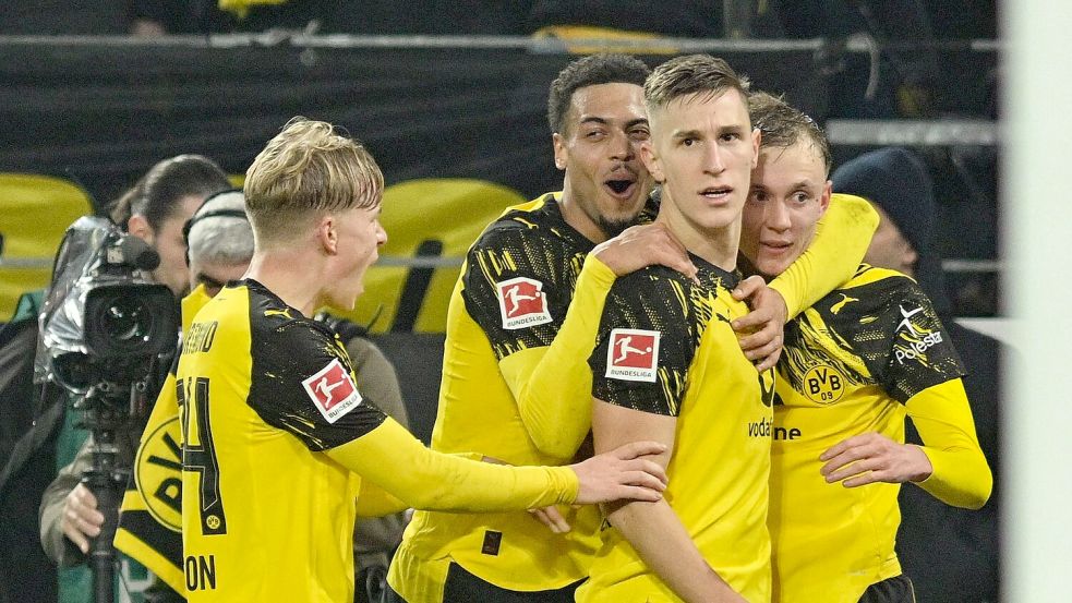 Nico Schlotterbeck (2.v.r.) genießt bei Trainer Niko Kovac hohes Ansehen. Foto: Bernd Thissen