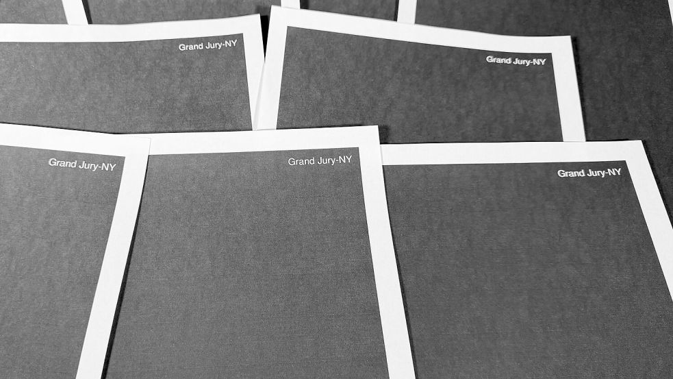 Zum Teil sind seitenweise Dokumente geschwärzt. Foto: Jon Elswick/AP/dpa