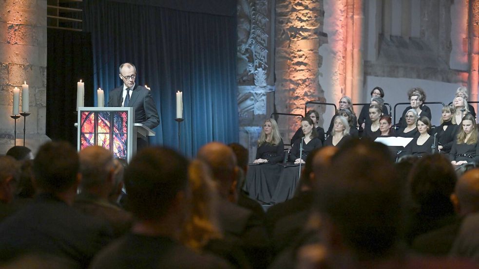 Bundeskanzler Friedrich Merz (CDU) spricht in der Johanniskirche bei der Gedenkveranstaltung für Betroffene und Hinterbliebene ein Jahr nach dem Anschlag auf dem Magdeburger Weihnachtsmarkt. Foto: Hendrik Schmidt