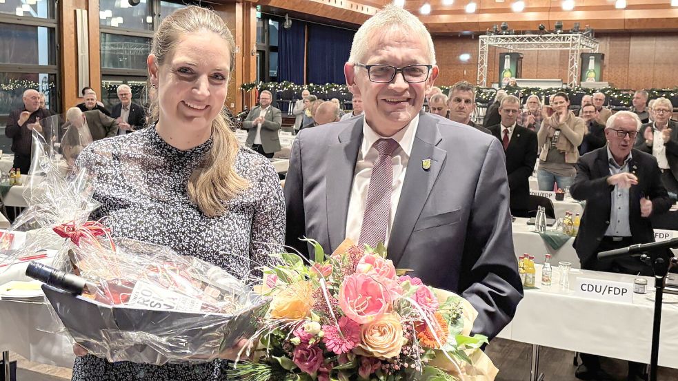 Kreisrätin Dagmar Flohr wurde von Landrat Olaf Meinen im Auricher Kreistag in der Stadthalle verabschiedet. Foto: Lasse Paulsen