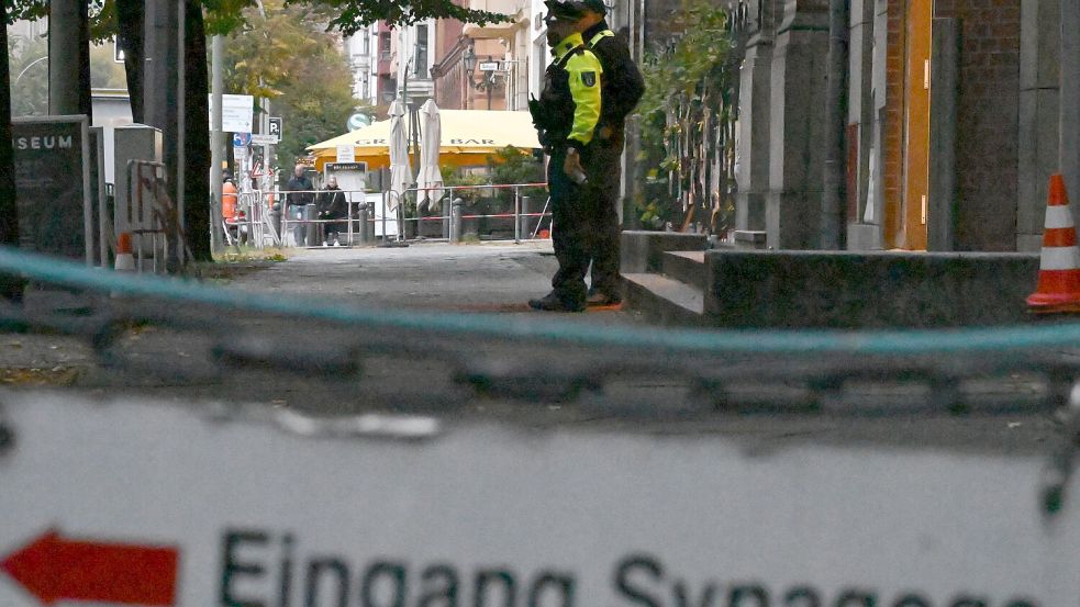 Synagogen in Deutschland sind wegen drohender Gewalt oft schwer geschützt und bewacht. (Archivbild) Foto: Lilli Förter