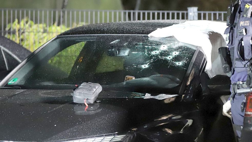 Durch die Windschutzscheibe wurden Schüsse auf einen Mann abgegeben. Foto: Sascha Thelen