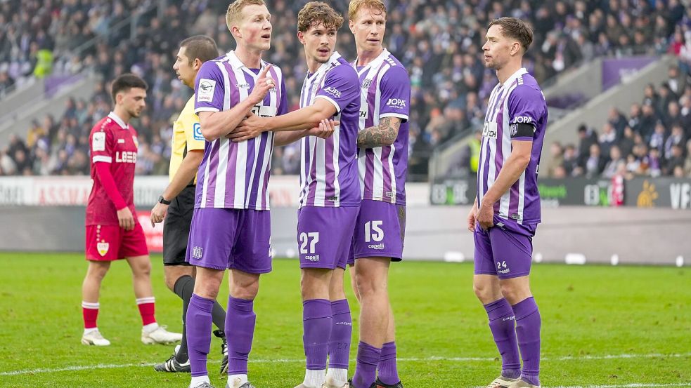 Leicht ratlos: Niklas Wiemann, Robin Fabinski, Bjarke Jacobsen und Jannik Müller gehen mit einer Niederlage in die Winterpause. Foto: IMAGO/Leon Frick
