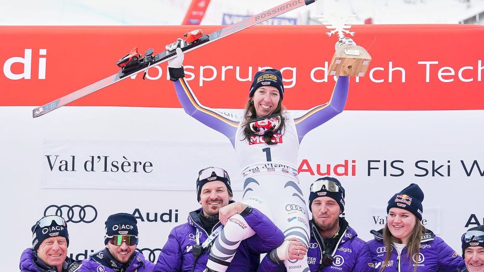 Kira Weidle-Winkelmann lässt sich für Rang zwei in der Abfahrt feiern. Foto: Pier Marco Tacca/AP/dpa