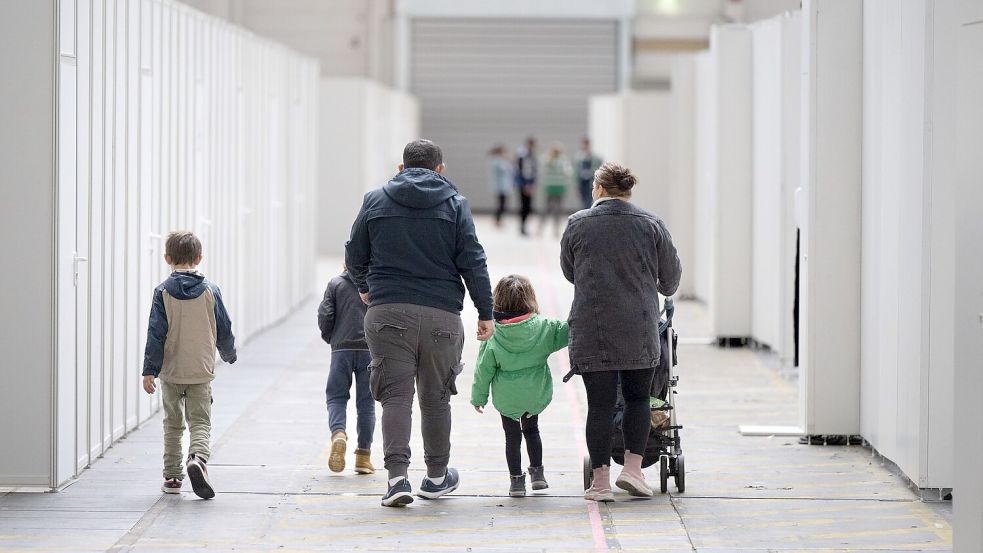 Visa gab es vor allem für Ehepartner von in Deutschland lebenden Ausländern, aber auch für mehr als 37.000 Kinder. (Archivbild) Foto: Boris Roessler