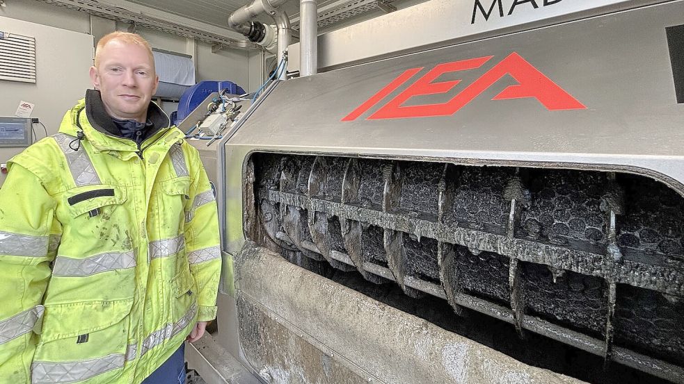 OOWV-Mitarbeiter Oliver Bents hat die Klappe von Schneckchen geöffnet, um den Blick auf die Schneckenpresse freizugeben. Foto: Karin Böhmer