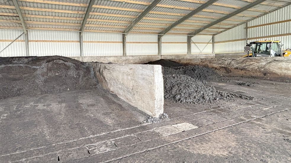 Im Schlammlager ist der Unterschied zwischen dem Schlamm mit 18 Prozent Trockenmasse, der aus Schneckchen kommt (rechts), zu dem Schlamm aus der Trockenhalle mit einem Trockenmasseanteil von rund 60 Prozent deutlich zu sehen. Foto: Karin Böhmer