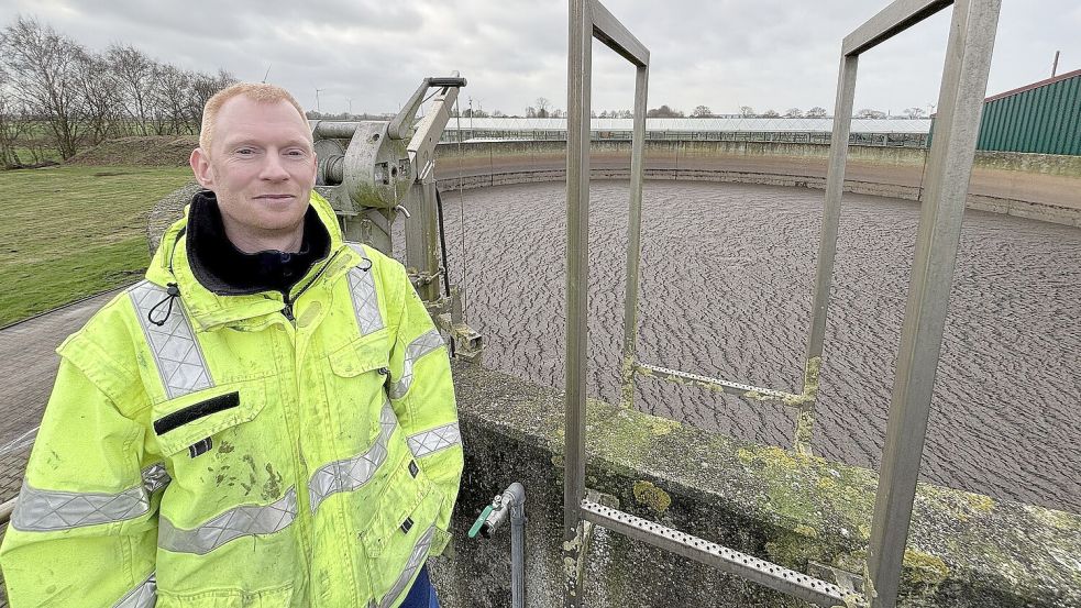 Oliver Bents am Rand des Schlammspeicherbeckens, wo sich feste Bestandteile bereits absetzen und erstes Trübwasser abgepumpt wird. Foto: Karin Böhmer
