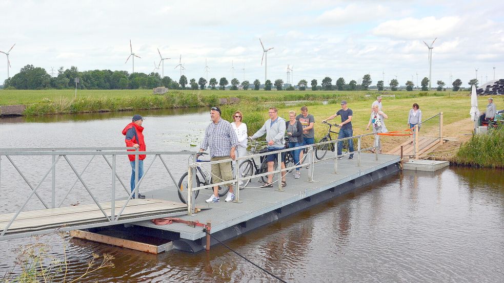 Seit Jahren wird beim Rad-Aktionstag „Van Dörp to Dörp“ mit einem Ponton für die Püntenverbindung geworben. Foto: Gerd-Arnold Ubben