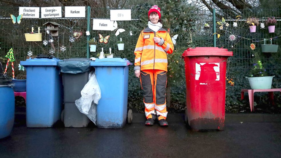 Nicht alles, was auf dem Recyclinghof Sutthausen in Osnabrück landet, kommt in den Müll. Bärbel Peker sorgt dafür, dass so manches Stück ein zweites Leben als Deko hat. Foto: Thomas Wübker