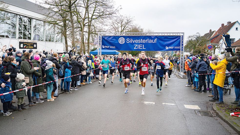 Kaum ist der Weihnachtsbraten verdaut, wagen sich auch in diesem Jahr tausende Läufer in Osnabrück an den Start beim Silvesterlauf des Osnabrücker Turnerbundes (OTB). Dafür werkeln im Hintergrund etwa 100 ehrenamtliche Helfer. Foto: Lauren Rote