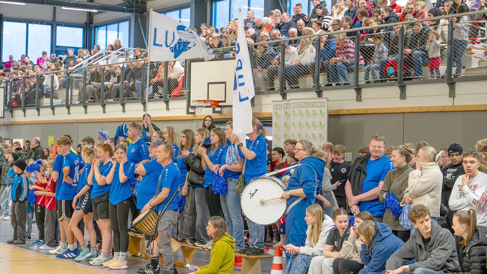 Die Halle in Marienhafe war am Eröffnungstag des Turniers proppevoll. Fotos: Folkert Bents