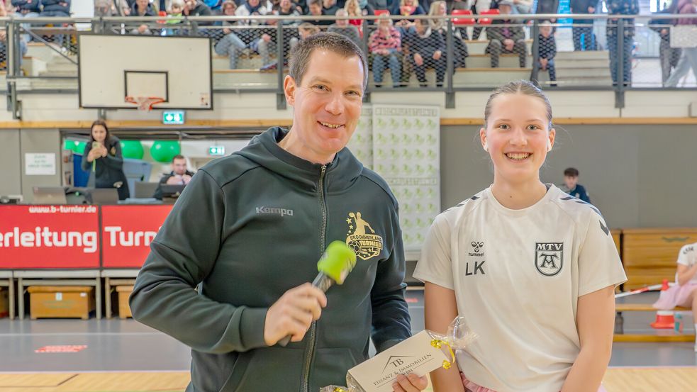 Peter Adena mit Leonie Kunst, der ersten Torschützin.