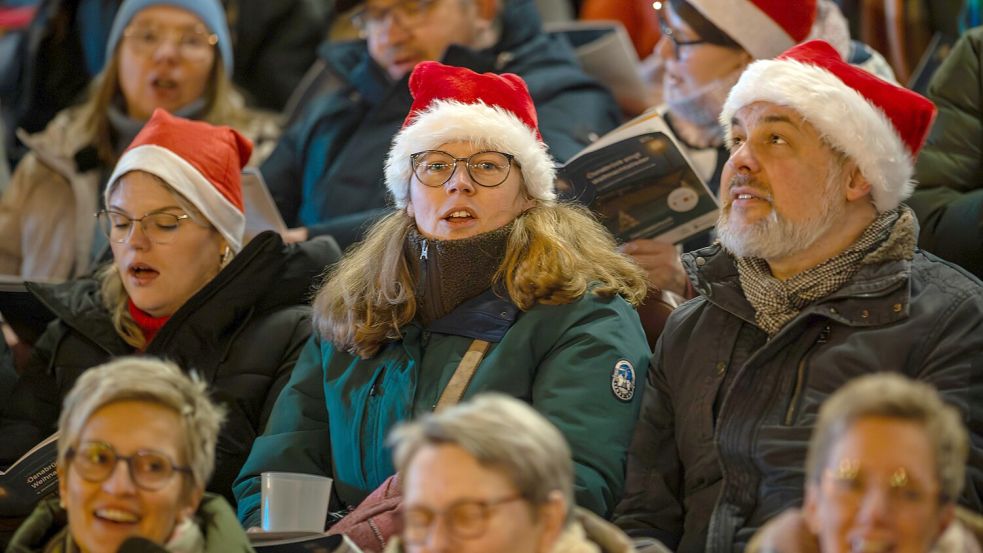 Erstes Weihnachtssingen in der Bremer Brücke in Osnabrück. Foto: Tobias Saalschmidt