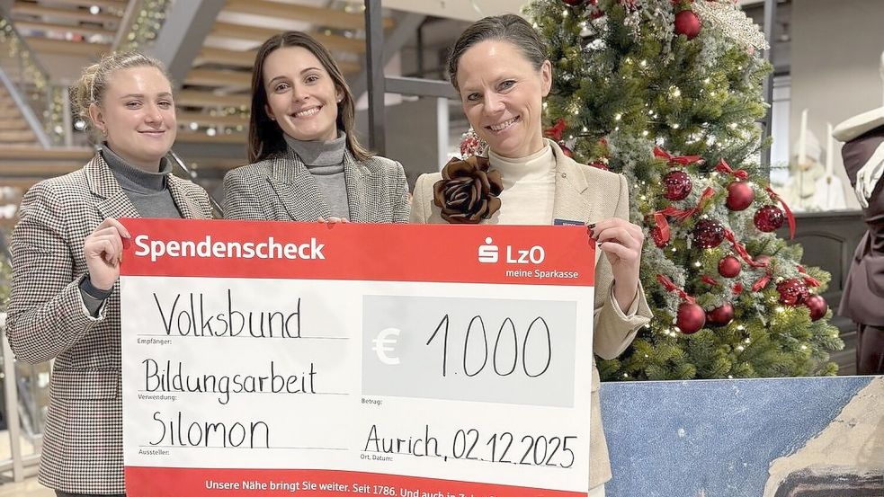 Bildungsreferentin Kristina Seibel (von links) und Bezirksgeschäftsführerin Saskia Glogowski vom Volksbund Deutsche Kriegsgräberfürsorge nahmen kürzlich in Aurich den Scheck über den Erlös aus der Postkarten-Aktion von Heida Haltermann entgegen. Foto: Volkswohlbund
