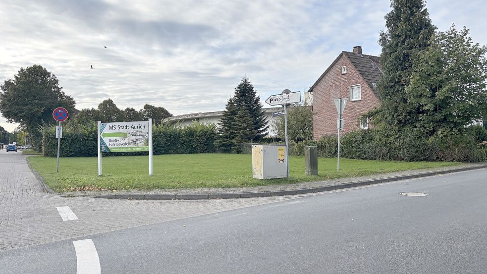 Auf der Fläche direkt am Hafen und gegenüber dem Finanzamt Aurich sollen bald Wohnmobilfahrer ihren Urlaub genießen. Foto: Mieke Matthes