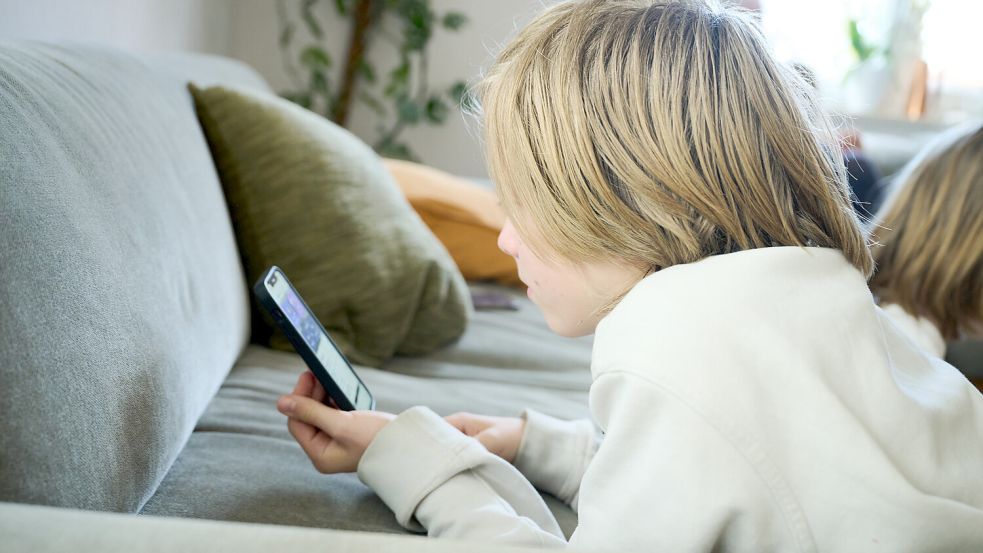 Das Smartphone eröffnet vielen Kindern und Jugendlichen eine neue Welt. Bei der Nutzung sollten sie begleitet werden. Foto: DPA