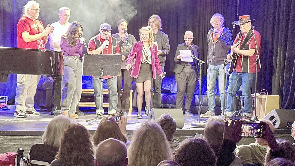 Alle Osnabrücker Künstler waren zum Abschluss der Song Night auf der Bühne, um „Rock Around The Christmas Tree“ zu singen. Seda Devran (3. von links) hatte zuvor mit einem Lied von Reinhard Mey für Gänsehaut gesorgt. Foto: Matthias Liedtke