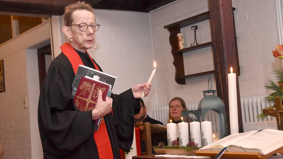 Bevor er sich von seiner Gemeinde verabschiedete, entzündete Pastor Peter Riesebeck Adventskerzen auf dem Altar. Foto: Thomas Dirks