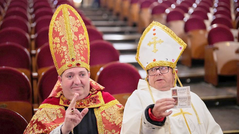 Spaniens Weihnachtslotterie ist mehr als ein Glücksspiel – sie ist ein nationales Ritual, bei dem sich viele verkleiden. Foto: Manu Fernandez/AP/dpa