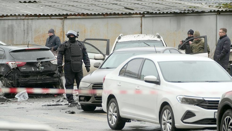 Unter dem Wagen soll eine Haftmine explodiert sein. Foto: Uncredited/AP/dpa