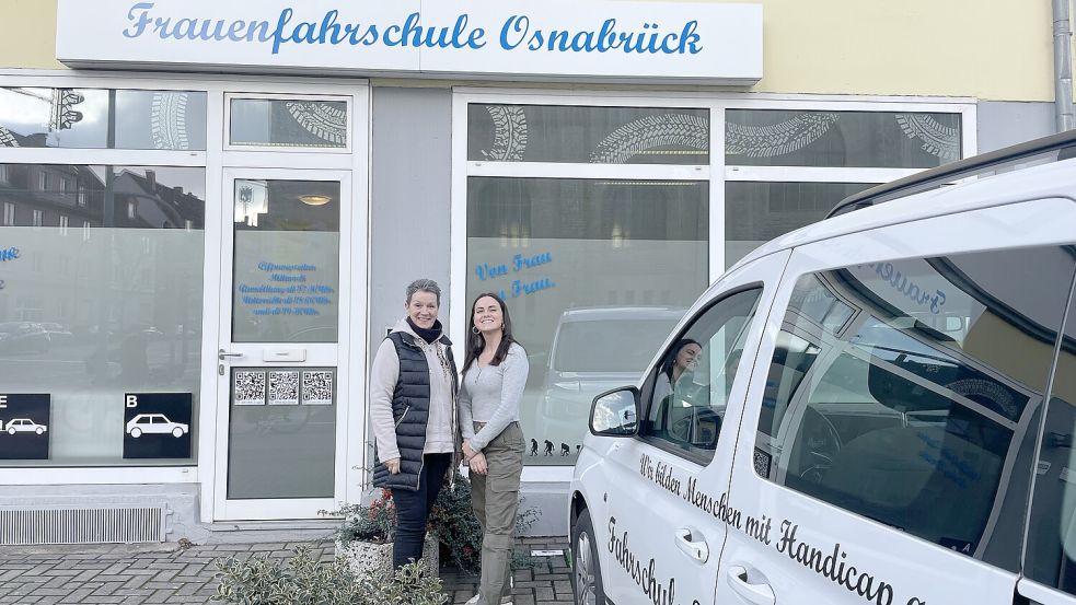 Fahrschulleiterin Dorentina Bitiqi (rechts) und Motorradlehrerin Martina Hahnel (links) vor der Frauenfahrschule. Foto: Lisa Katharina Haarmann