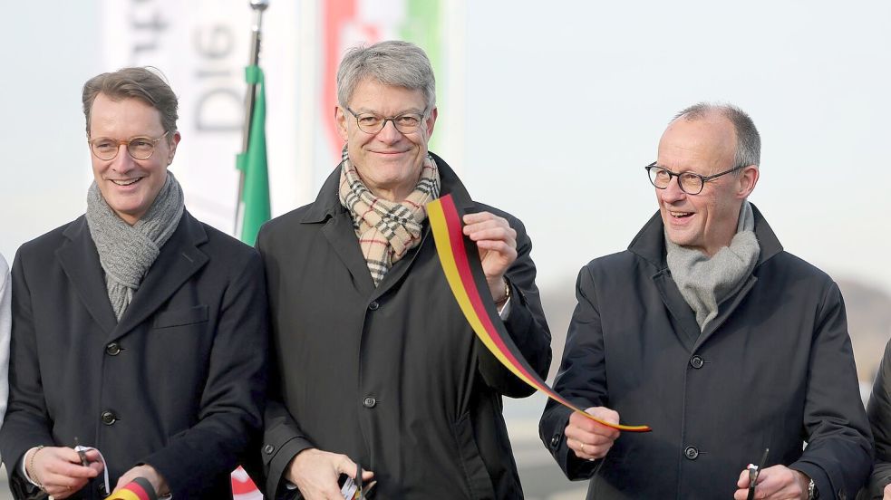 Symbolische Freigabe: NRW-Ministerpräsident Hendrik Wüst, Bundesverkehrsminister Patrick Schnieder und Bundeskanzler Friedrich Merz auf der Rahmedetalbrücke. Foto: Rolf Vennenbernd