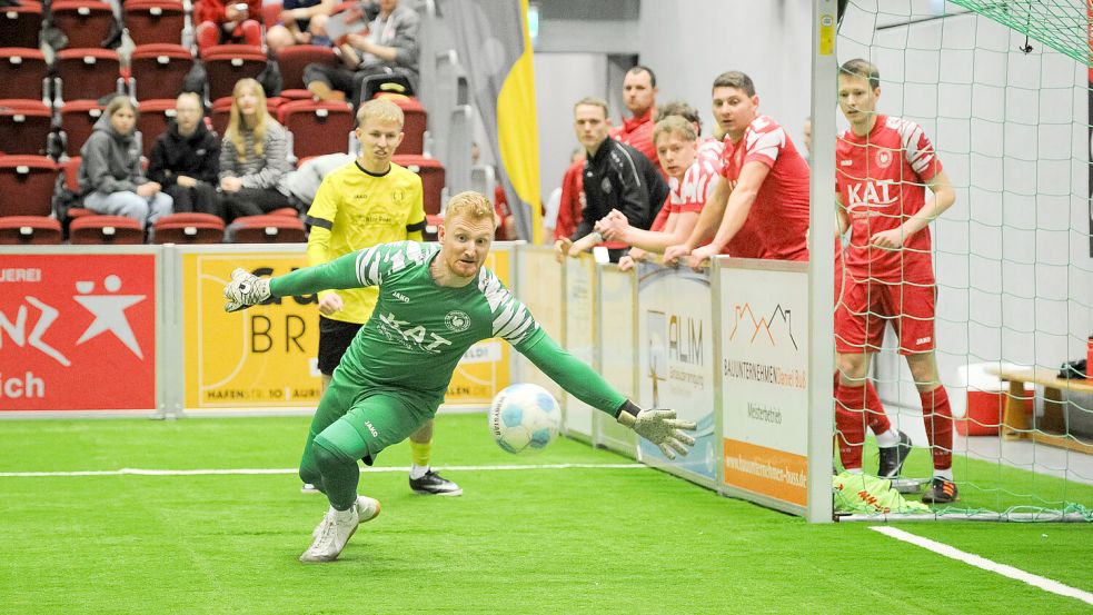 Ob dieser Ball wohl den Weg ins Tor findet?
