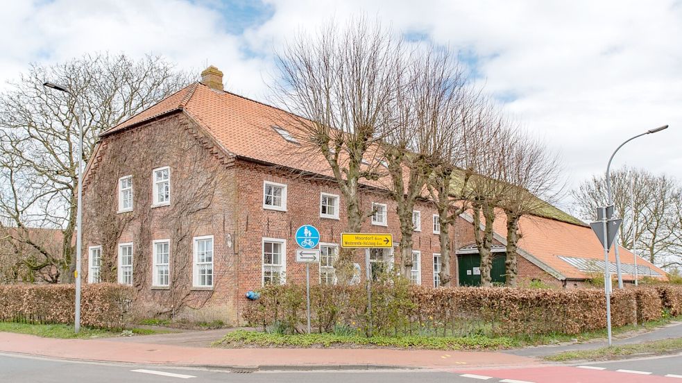 Wie weiter mit dem Woldenhof? Das Dach des Gebäudes gilt als sanierungsbedürftig. Fraglich ist noch, wer dafür zahlt. Fotos: Holger Janssen