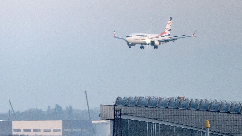 Vergangene Woche landete eine Chartermaschine mit geflüchteten Afghaninnen und Afghanen an Bord am Flughafen Berlin-Brandenburg. (Archivbild) Foto: Fabian Sommer/dpa