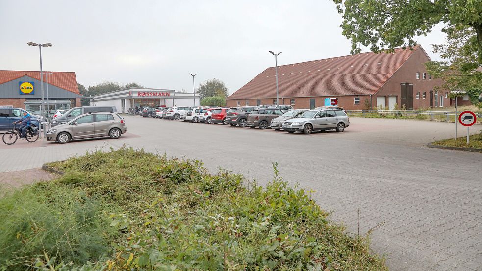 Neben dem Einzelhandelskomplex am Postweg steht ein altes Bauernhaus. Auf dem Grundstück soll der neue Lidl-Markt in direkter Nachbarschaft zum bestehenden Standort entstehen. Foto: Romuald Banik