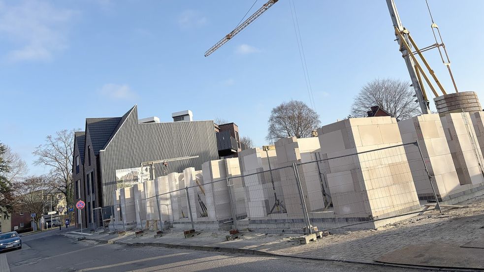 Seit vier Wochen wächst das Ensemble in die Höhe: Baulückenschluss an der Courbièrestraße. Fotos: Stephanie Schuurman