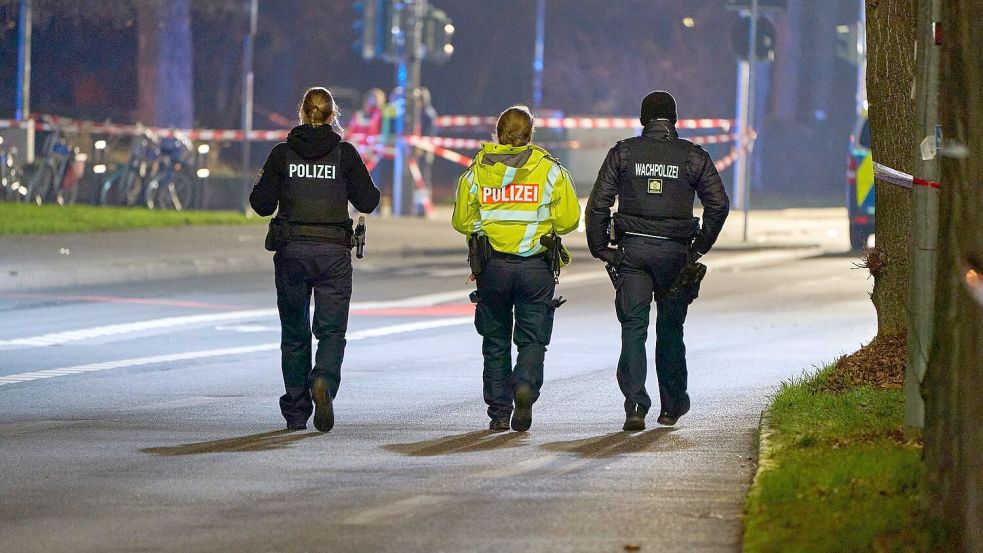 Polizeibeamte streifen durch den abgesperrten Bereich des Geschehens. Foto: Sascha Ditscher