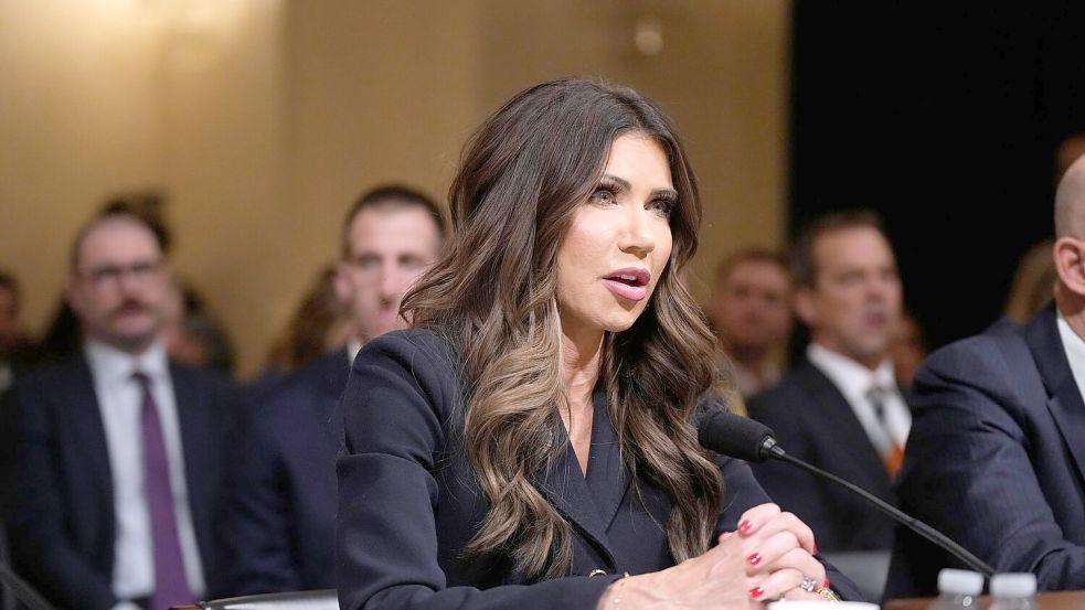 Worum geht es der US-Regierung bei Angriffen auf angebliche Drogenboote und der Beschlagnahmung von Öltankern in der Karibik wirklich? US-Heimatschutzministerin Kristi Noem lässt eine Antwort erkennen. Foto: Mark Schiefelbein/AP/dpa