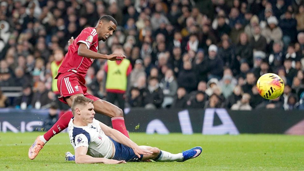Alexander Isak trifft nach Wirtz-Vorlage - bei der Szene verletzt sich der Stürmer aber auch. Foto: Harvey Murphy