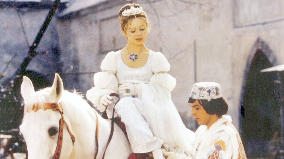 Der Prinz (Pavel Travnicek) passt Aschenbrödel (Libuse Safrankova) den verlorenen Schuh an - eine Szene aus „Drei Haselnüsse für Aschenbrödel“ (undatiert). (Archivbild) Foto: Degeto/WDR