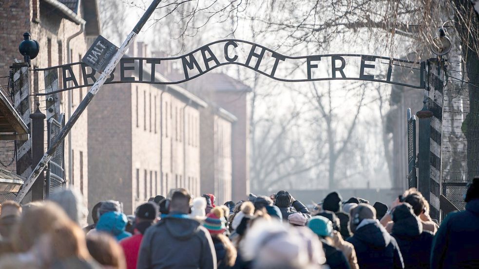 Besucher gehen durch den Eingang des früheren Konzentrationslager Auschwitz I. (Archivbild) Foto: Kay Nietfeld