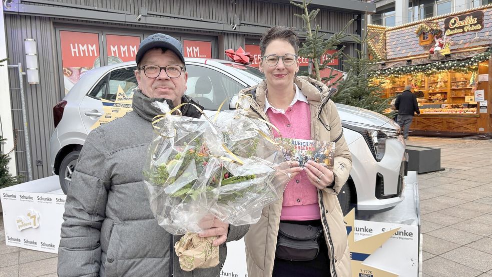 Dieter Behler aus Pfalzdorf zog das große Los und schenkt den Kia Picanto seiner Schwester. Monika von Glisczynski aus Aurich freut sich über einen Stadtgutschein im Wert von 700 Euro und geht mit ihren Kindern shoppen. Foto: Mieke Matthes