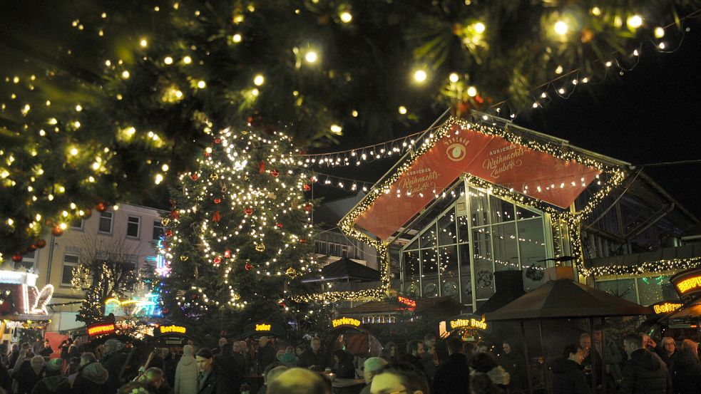 Beim Auricher Weihnachtssingen erleben Besucher, wie aus vielen Stimmen ein Chor wird – und wie kleine Gesten große Hilfe für Bedürftige bedeuten können. Foto: Udo Hippen