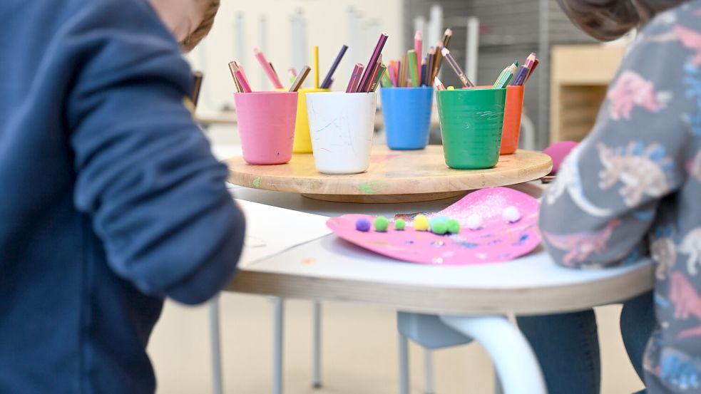 Mit ein wenig Farbe und wenig Materialien zaubern kleine und große Bastler noch ein paar tolle Last-Minute-Geschenke. Foto: DPA