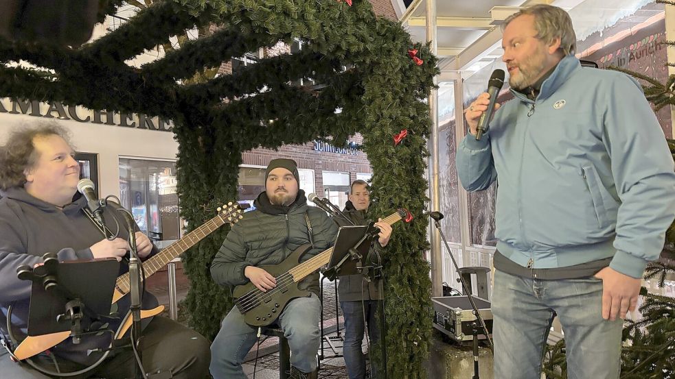 Udo Hippen (von rechts, Vorsitzender des Kaufmännischen Vereins), begrüßte nicht nur die Sänger vor der Bühne, sondern auch die Musiker Yannec und Uwe Aden. Foto: Karin Böhmer