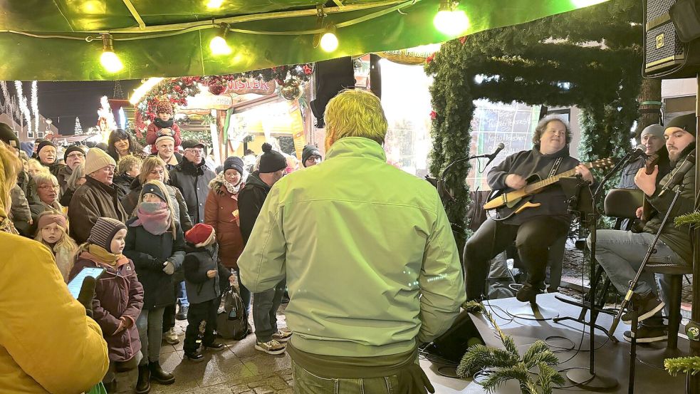 Beim Weihnachtssingen wurde es angesichts der großen Teilnehmerzahl fast kuschelig. Foto: Karin Böhmer