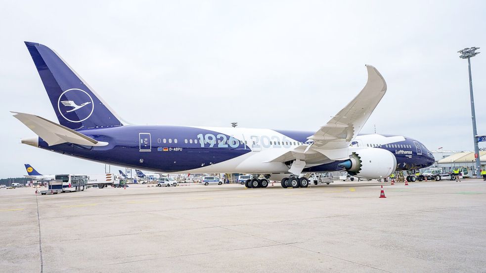 Sechs Flugzeuge will die Lufthansa mit einer Sonderlackierung versehen, die das Kranich-Symbol mit der 100 und den Jahreszahlen 1926 und 2026 verbindet. Foto: Andreas Arnold