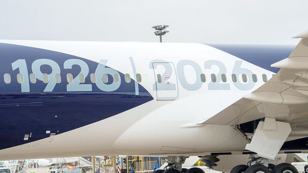Die Boeing 787 mit „100 Jahre Kranich“-Sonderlackierung trägt die Jahreszahlen 1926 / 2026 auf der Seite. Foto: Andreas Arnold