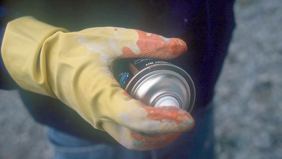 In Bissendorf wurden mehrere Busse an der Meller Straße mit Farbe beschmiert. Foto: Imago/Jochen Tack