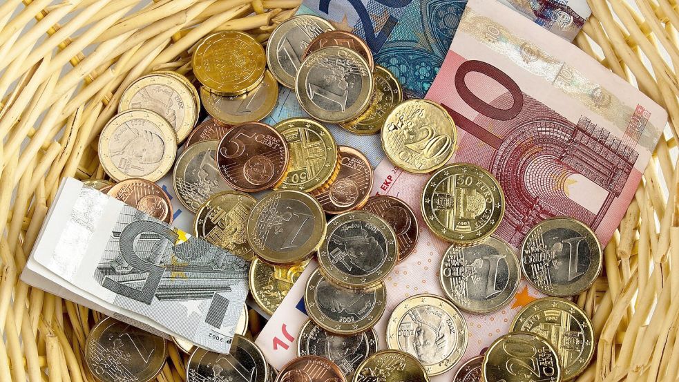 Spendenkorb: Von Januar bis September dieses Jahres haben private Bürger 14 Prozent weniger gespendet als im Vorjahreszeitraum. Ob das mit Weihnachten aufgeholt wird? Foto: IMAGO/McPHOTO/BilderBox